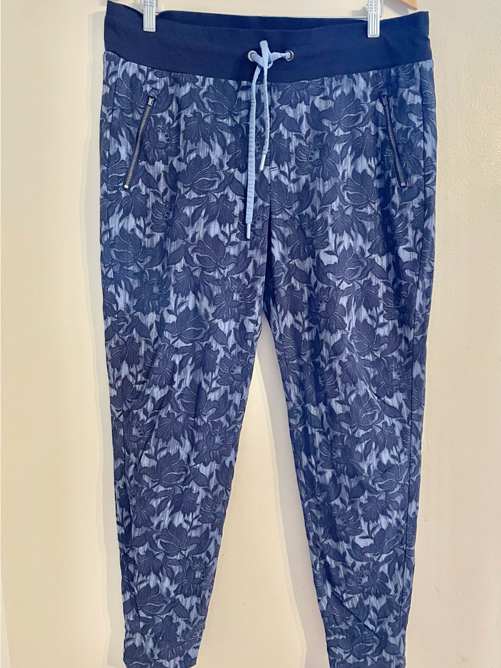 Athleta Pants Women’s 16T Trekkie North Jogger In Ethereal Bloom Cottage - EUC